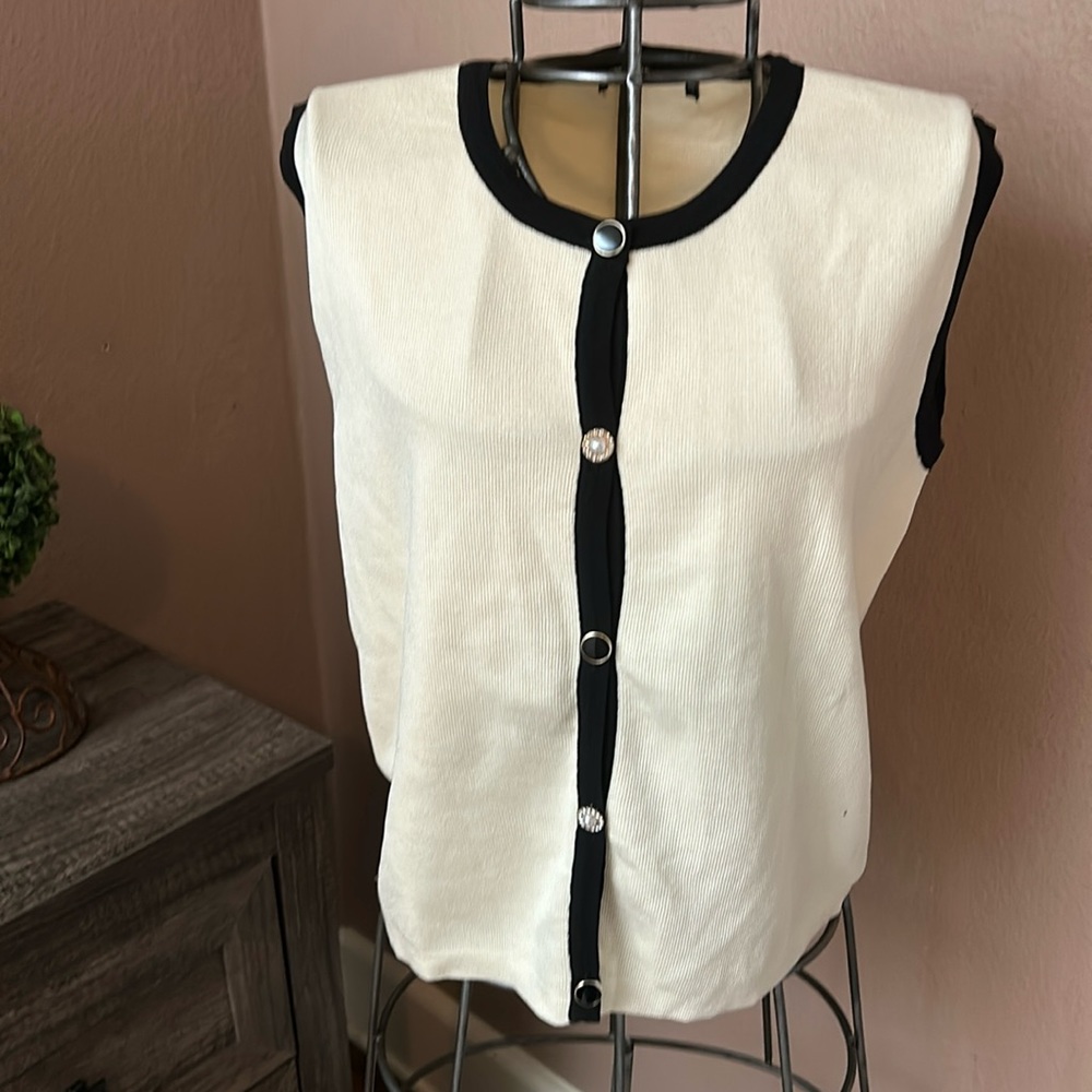 Nwot button down sweater top Sleeveless white and black cording w buttons sz sm